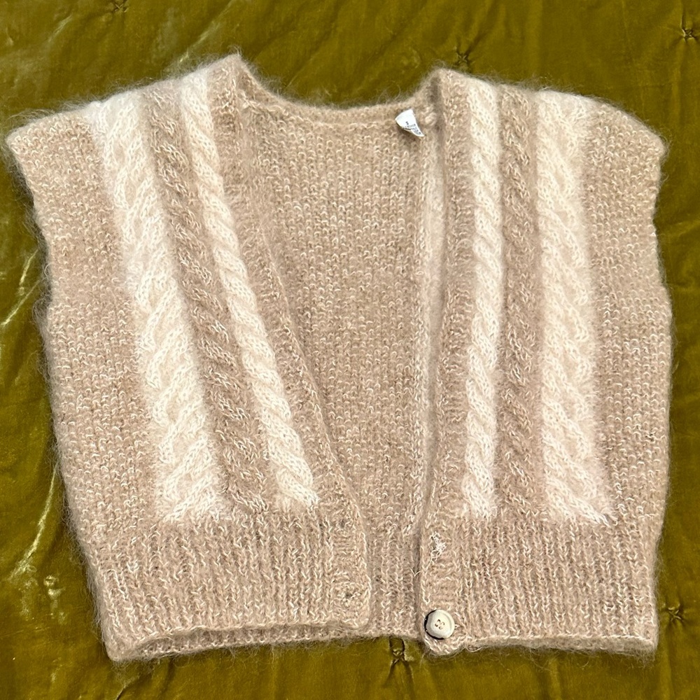 Sleeveless cable-knit Sweater